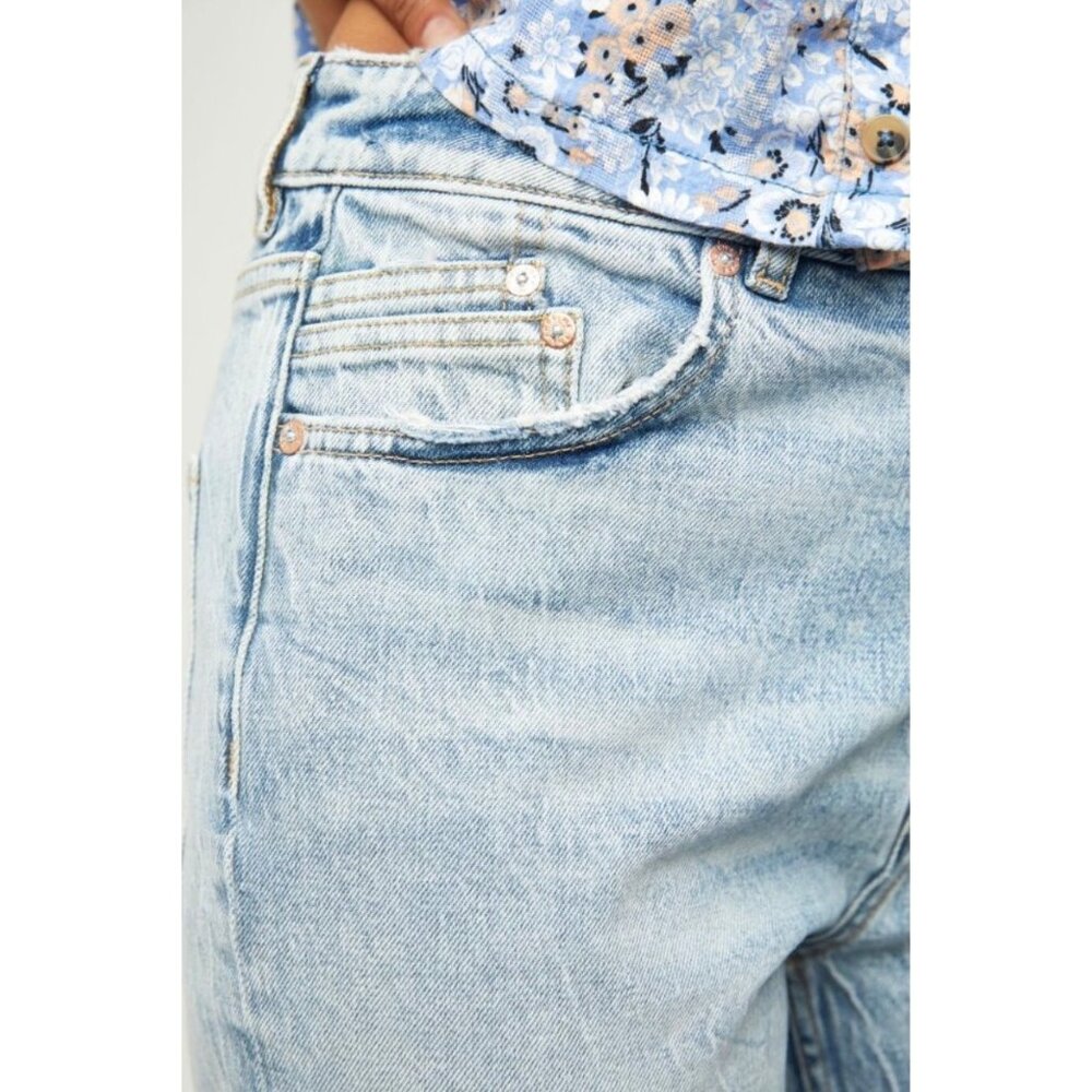 NWT Free People Ultra High Waist Washed Blue Denim Tapered Leg Mom Jeans - Picture 4 of 14